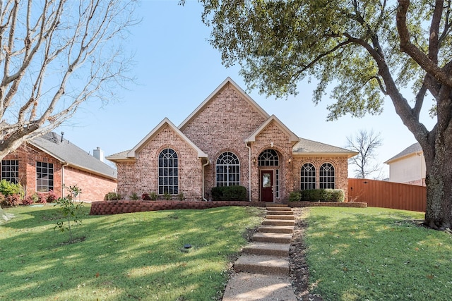 view of front of property featuring a front lawn