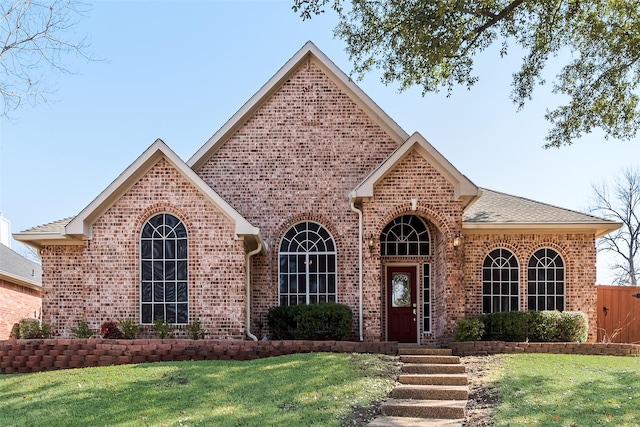 view of front of property featuring a front lawn