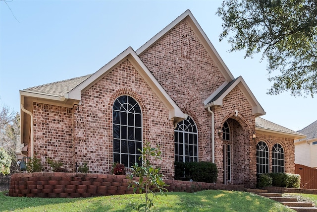 view of front facade with a front lawn