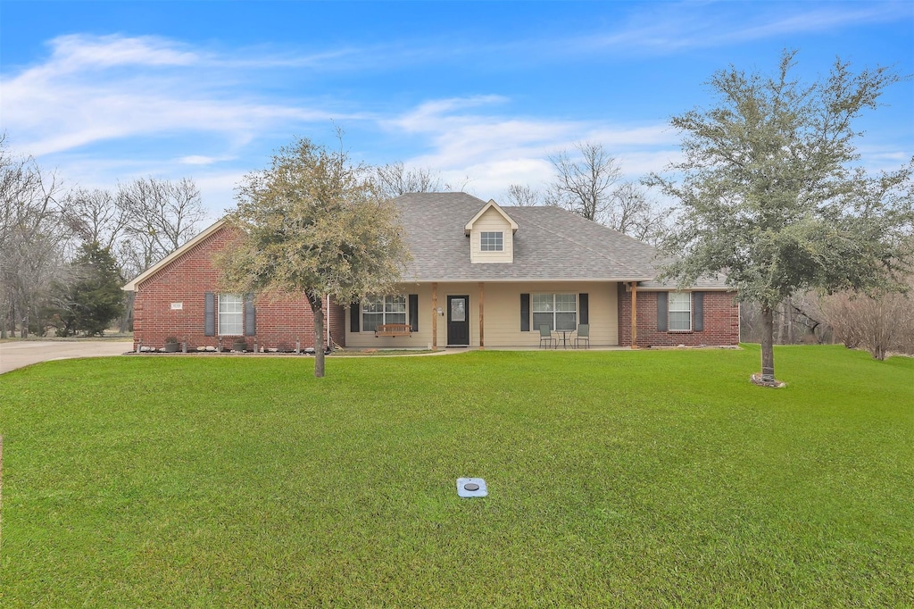 view of front of home featuring a front lawn