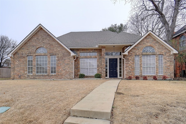 view of front of house featuring a front lawn