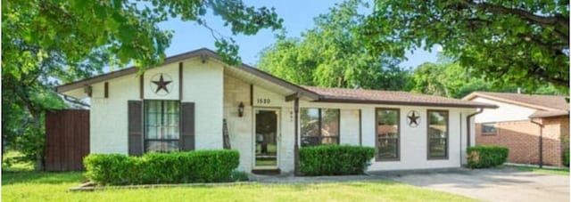 view of front of home featuring a front lawn