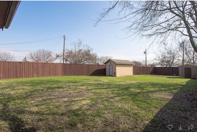 view of yard with a storage shed