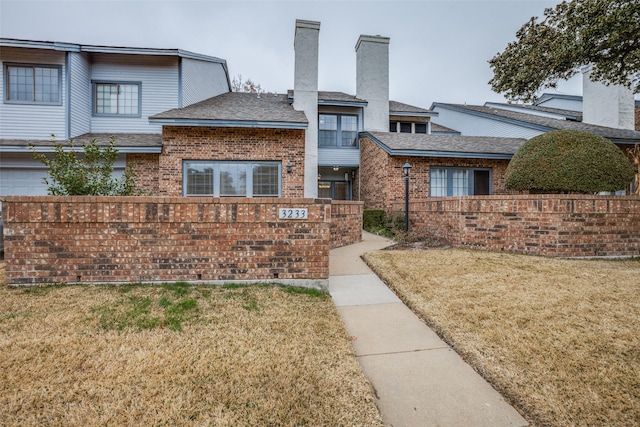 view of front facade featuring a front yard