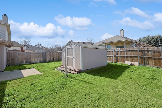 view of yard with a storage shed