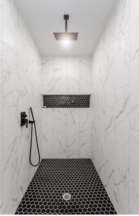 bathroom featuring a tile shower