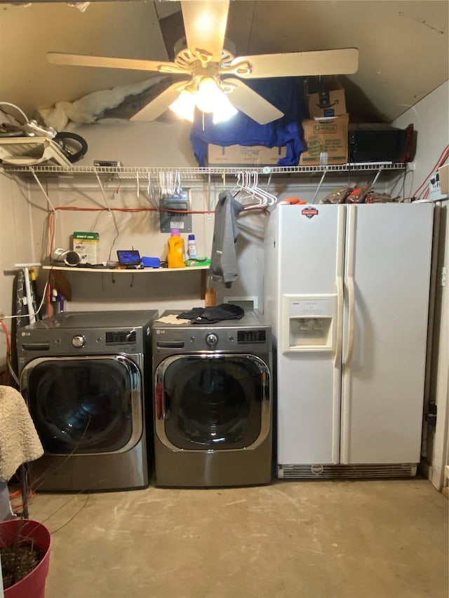 clothes washing area featuring washing machine and dryer and ceiling fan