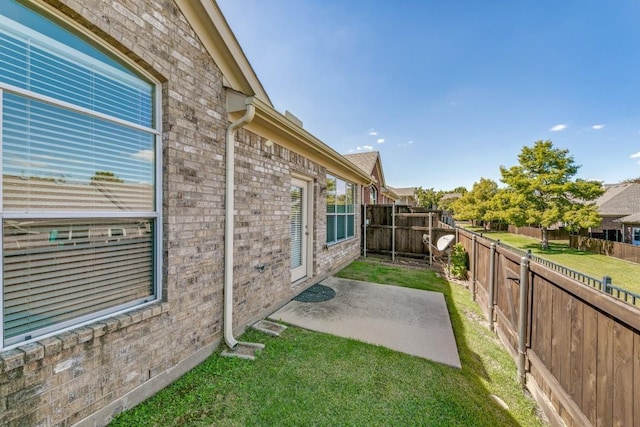 view of yard featuring a patio