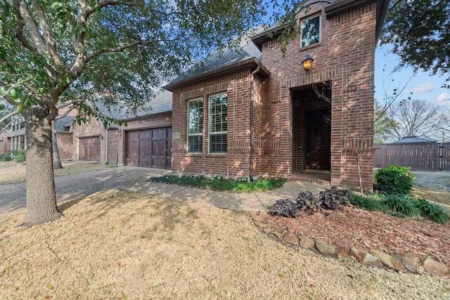 view of front facade featuring a garage and a front yard