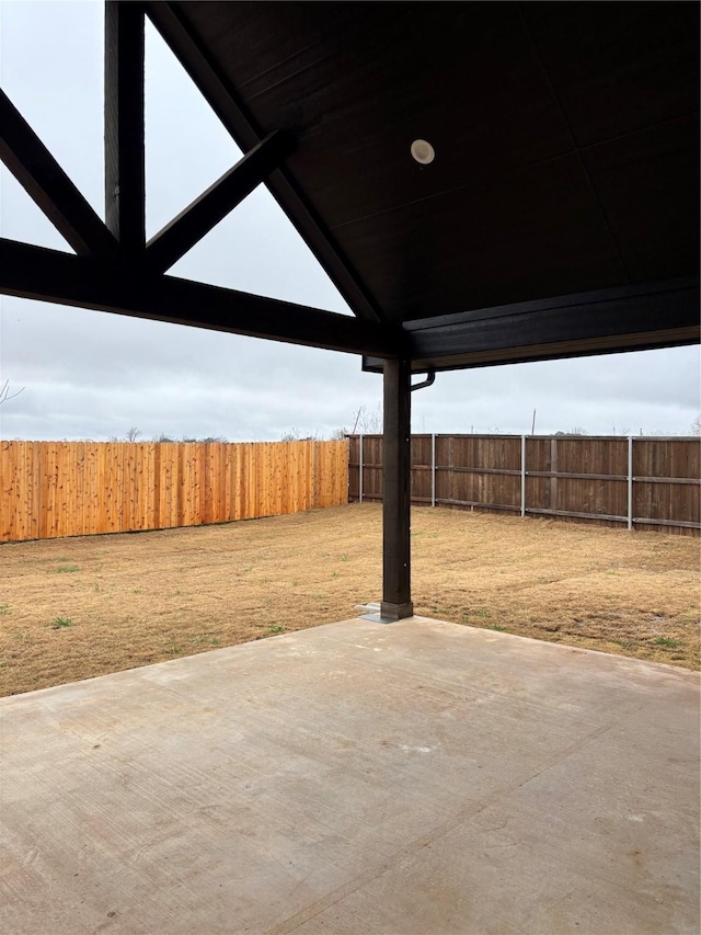 view of yard featuring a patio area