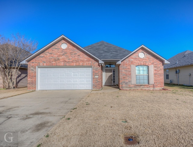 view of front facade with a garage and a front yard