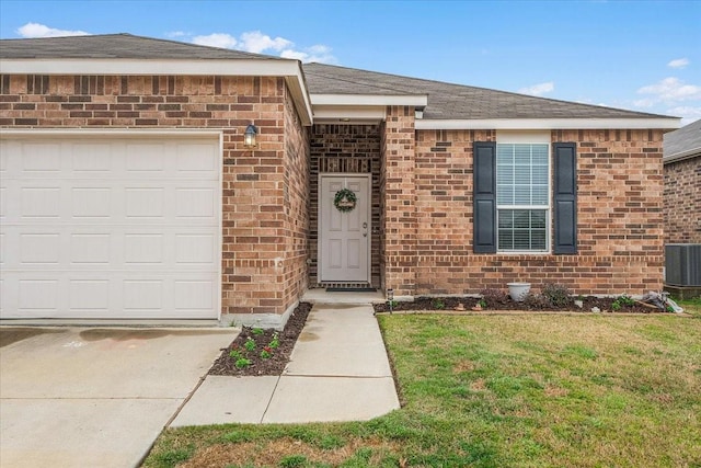 view of front of home featuring central AC unit, a garage, and a front yard