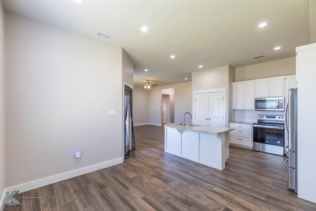 full bathroom featuring hardwood / wood-style floors, shower / tub combo with curtain, vanity, toilet, and a textured ceiling