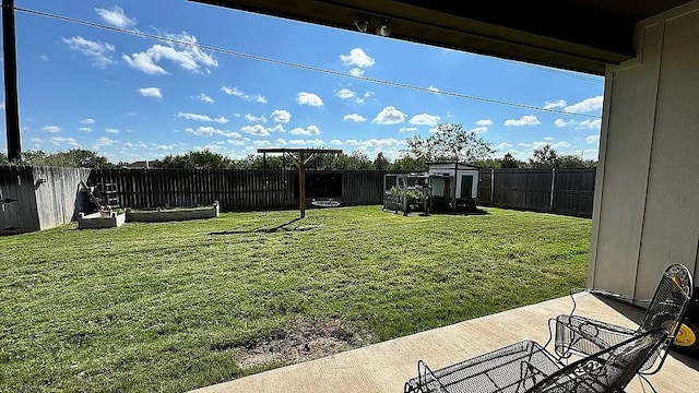 view of yard featuring a storage unit