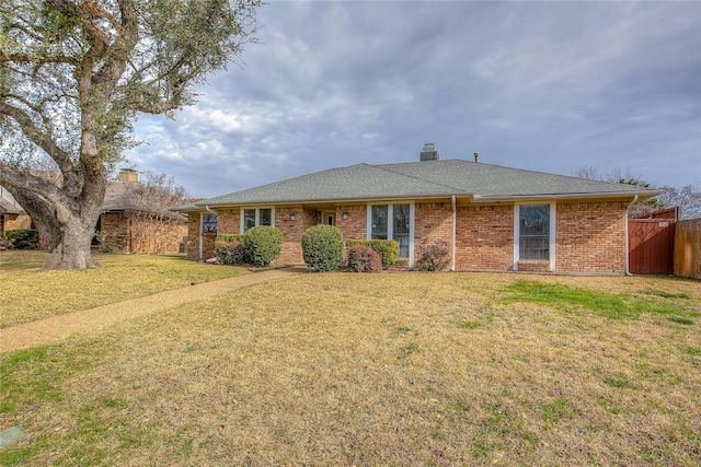 ranch-style house featuring a front lawn