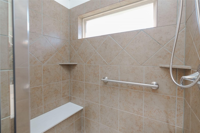 bathroom featuring a tile shower