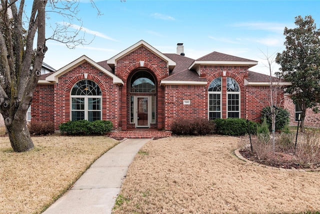 view of front of home with a front lawn