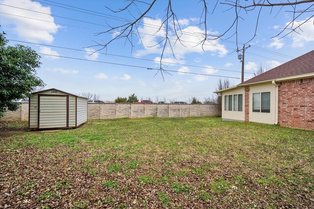 view of yard featuring a storage shed