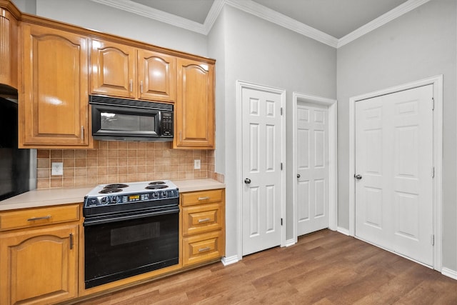 kitchen featuring hardwood / wood-style flooring, crown molding, electric range oven, and backsplash