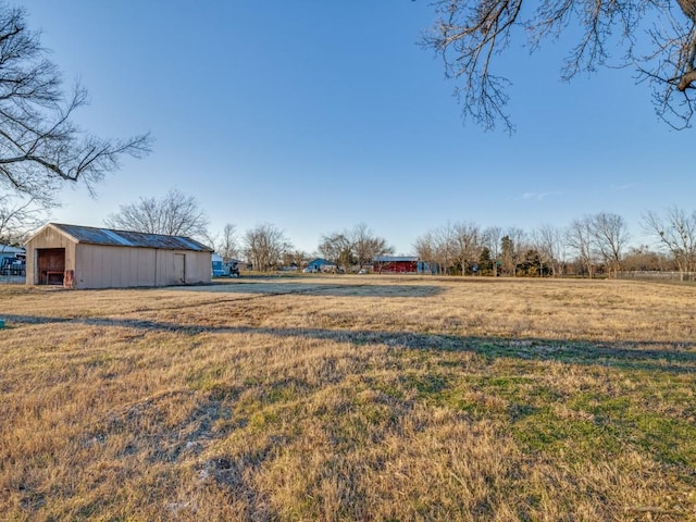 view of yard featuring a pole building and an outdoor structure