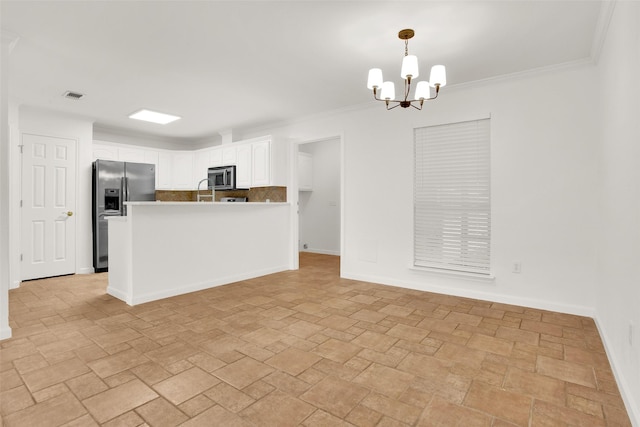 kitchen featuring a chandelier, stainless steel appliances, visible vents, baseboards, and white cabinets