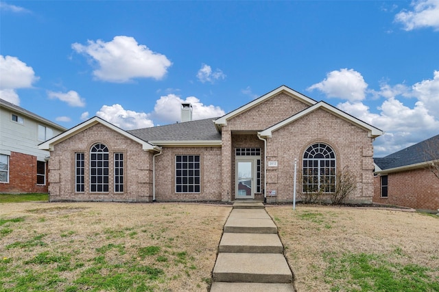 view of front of home featuring a front lawn