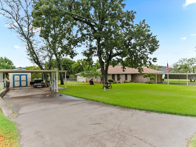 view of front of home featuring an outdoor structure and a front yard