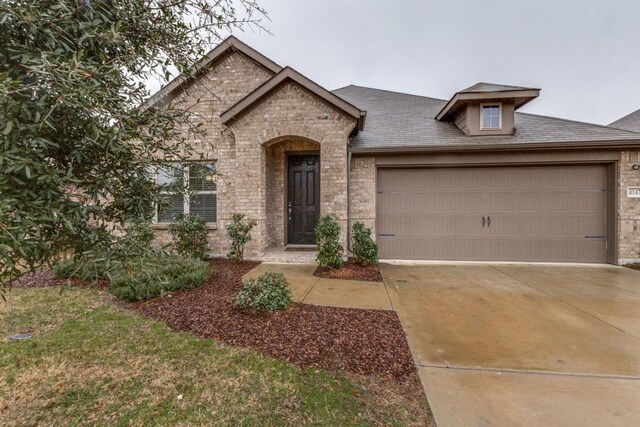 view of front of home featuring a garage and a front yard