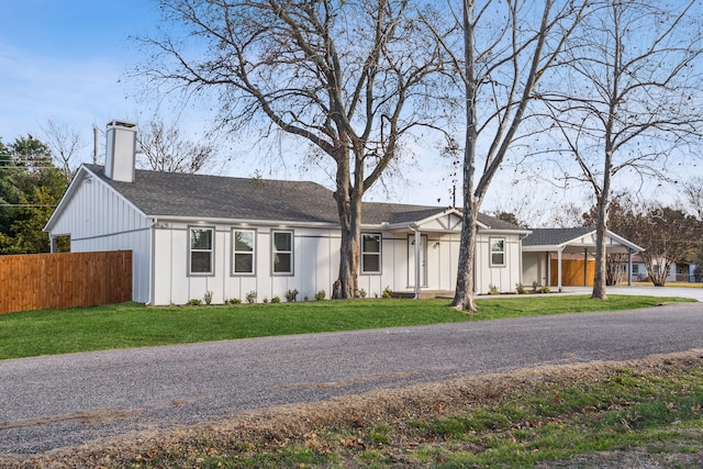 single story home with a front yard