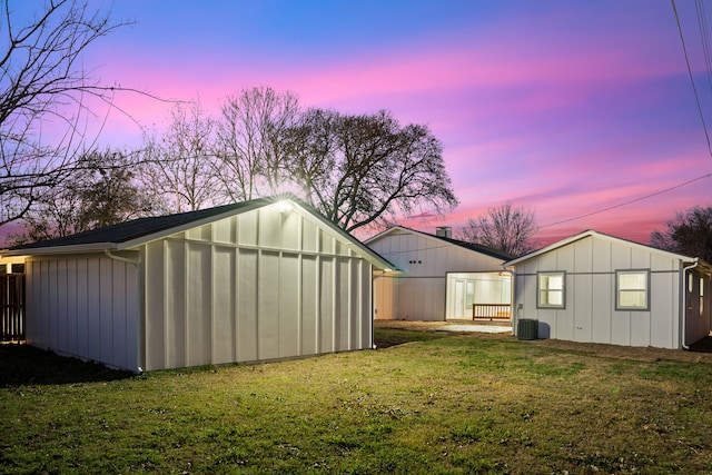 view of yard at dusk