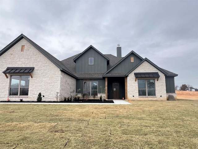 view of front of property with a front yard