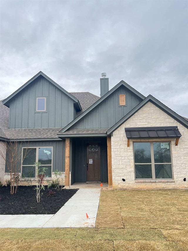 view of front of house with a front yard