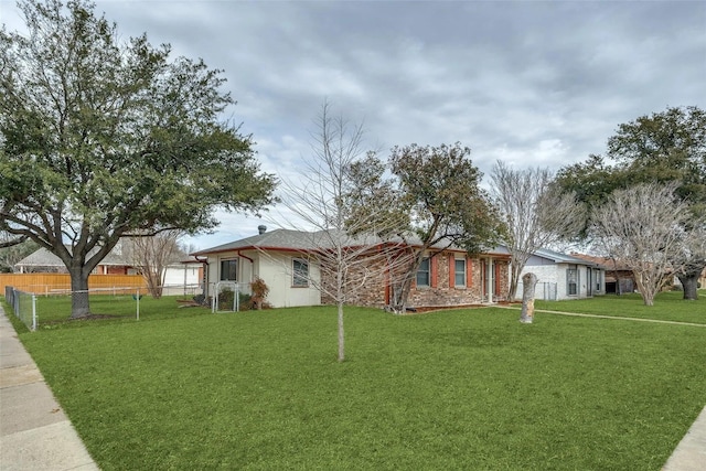 ranch-style house featuring a front yard