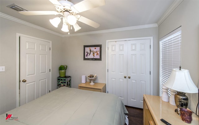 bedroom with ceiling fan, ornamental molding, dark hardwood / wood-style floors, and a closet