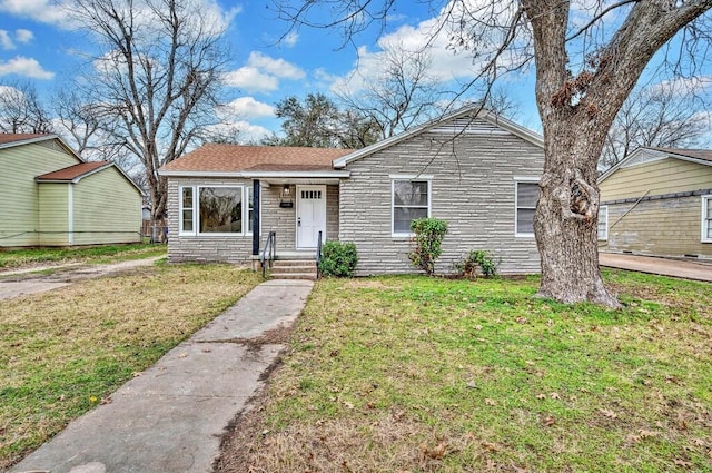 view of front facade with a front yard