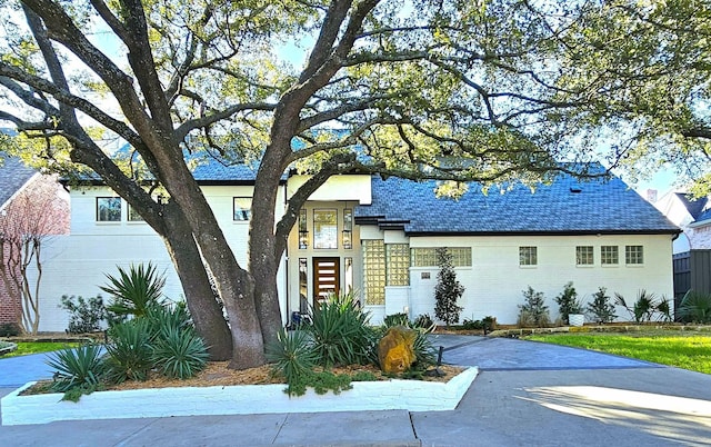 view of front facade with brick siding