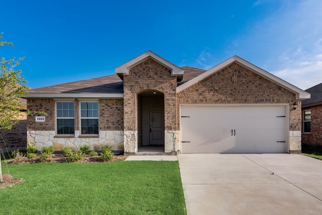 view of front of home featuring a garage and a front yard