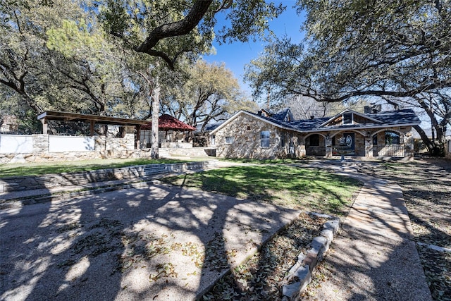 view of front of home featuring covered porch and a front lawn