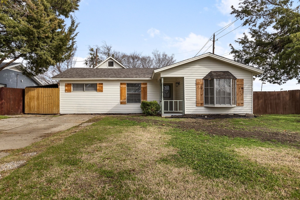 view of front of house featuring a front lawn