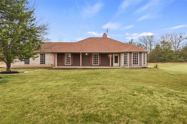 view of front of property with a front yard