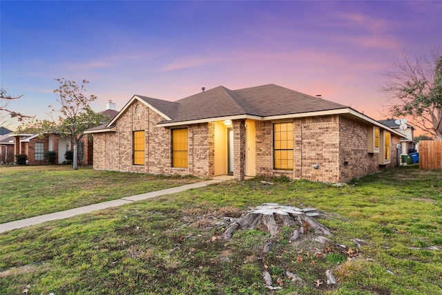 view of front of property featuring a lawn