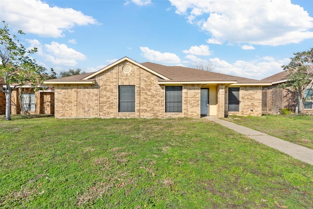 single story home with a front lawn