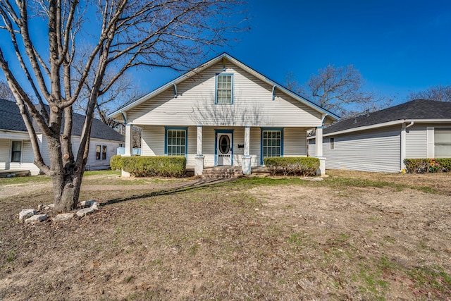 view of front facade featuring a porch and a front lawn