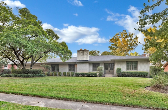 ranch-style home featuring a front lawn