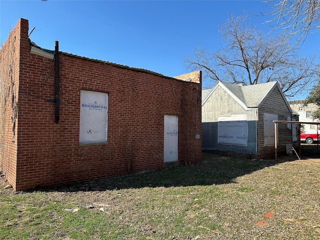 view of side of property featuring a lawn