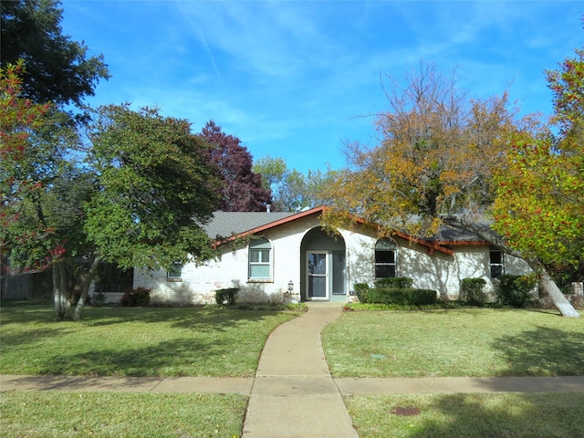 view of front of home with a front lawn