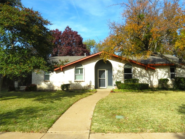 view of front facade with a front yard