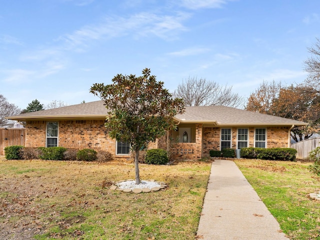 ranch-style home featuring a front lawn