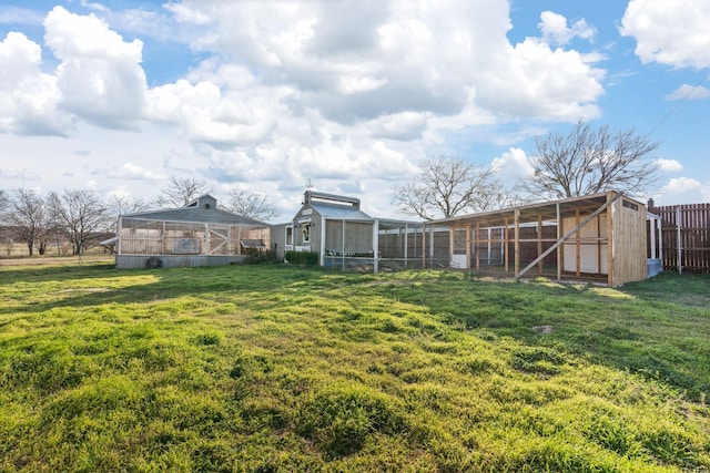 view of yard featuring an outbuilding