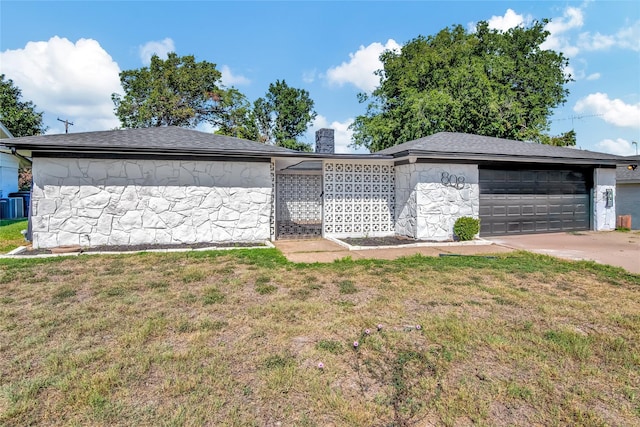 view of front of home featuring a garage and a front lawn